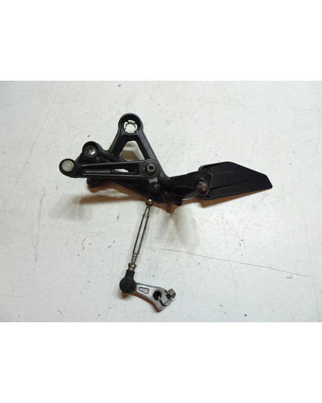 KTM 125 Duke, fotpinne vänster komplett