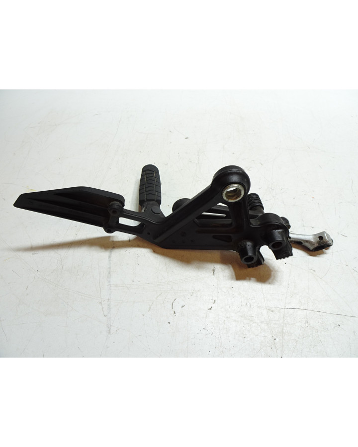 KTM 125 Duke, fotpinne vänster komplett