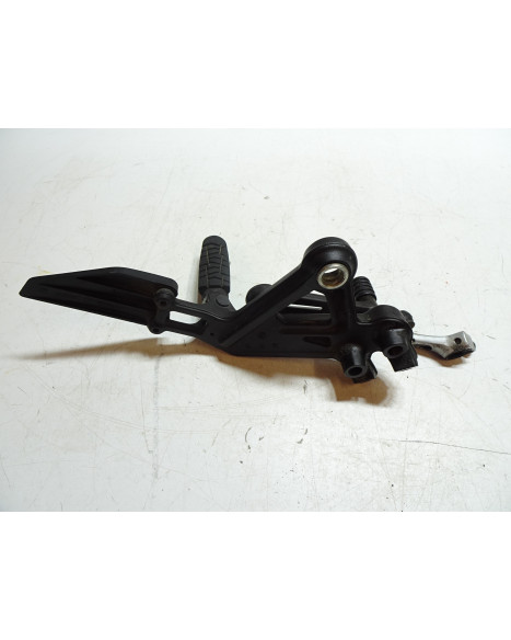 KTM 125 Duke, fotpinne vänster komplett