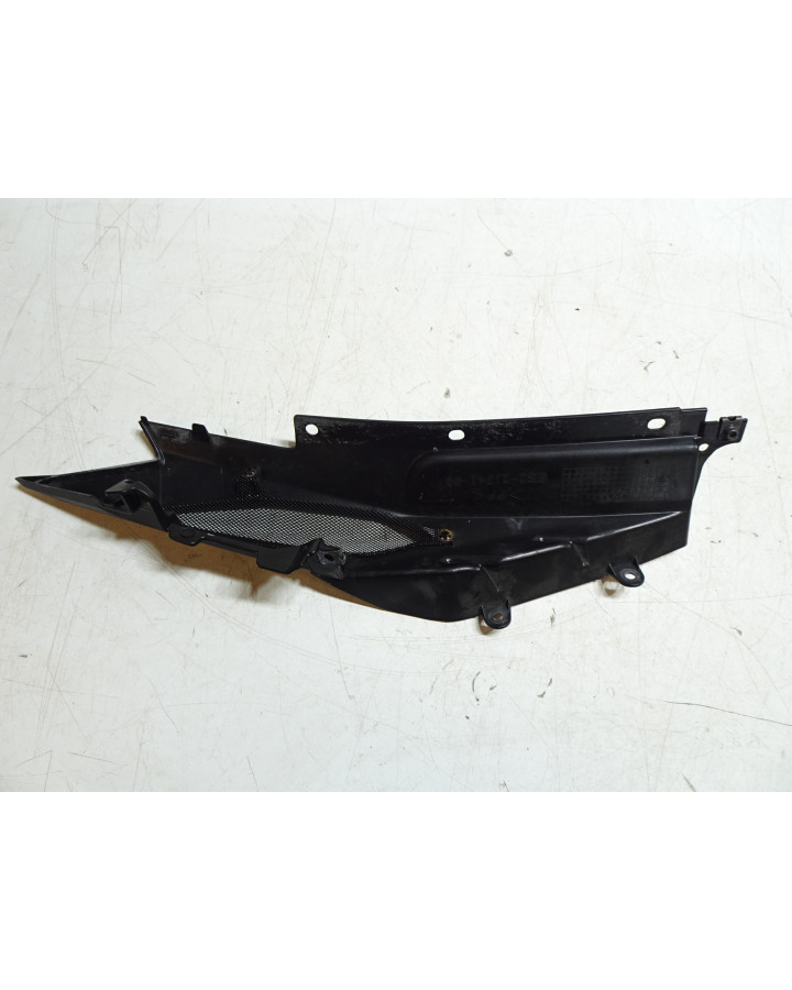 Yamaha MT-09, inre bakre sidokåpa höger