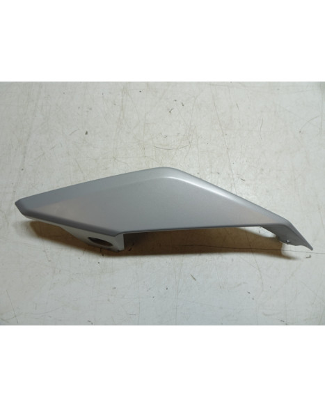 Yamaha MT-09, bakre sidokåpa vänster