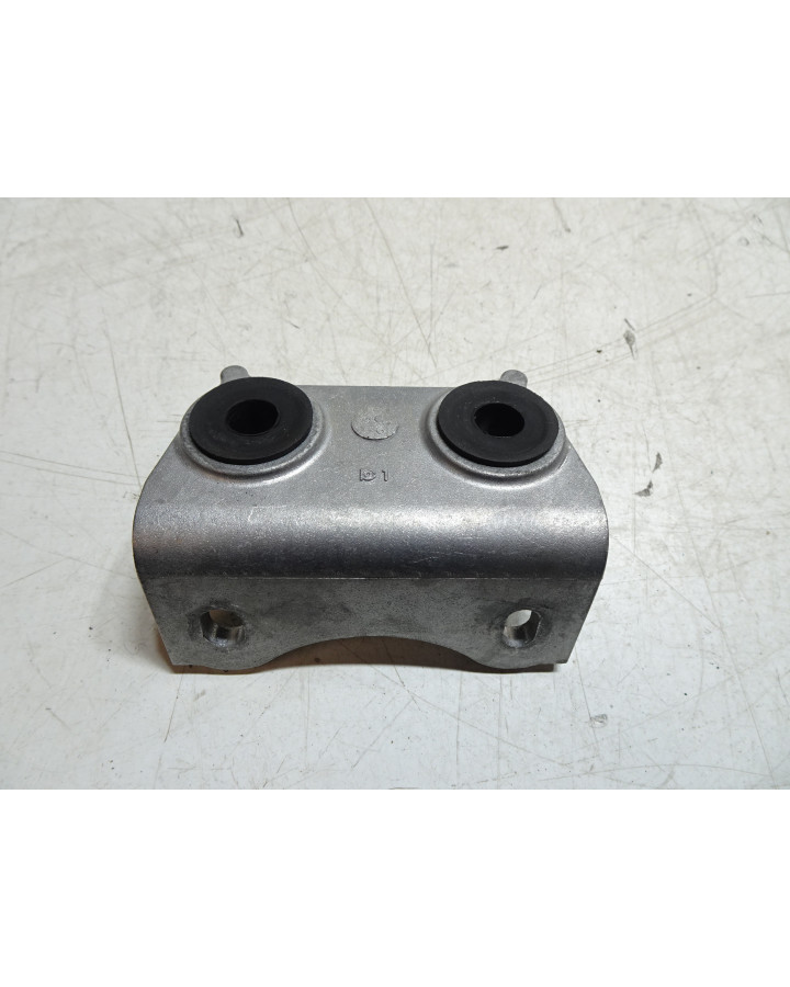 Yamaha MT-09, bakre tankfäste