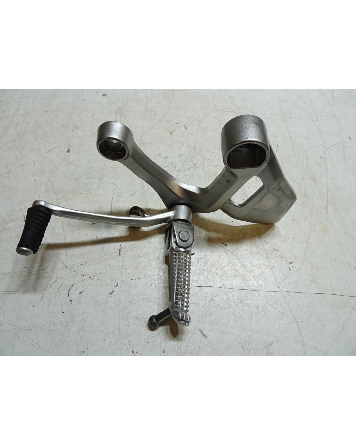 Yamaha MT-09, fotpinne vänster komplett