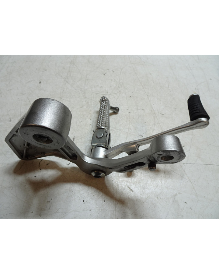 Yamaha MT-09, fotpinne vänster komplett