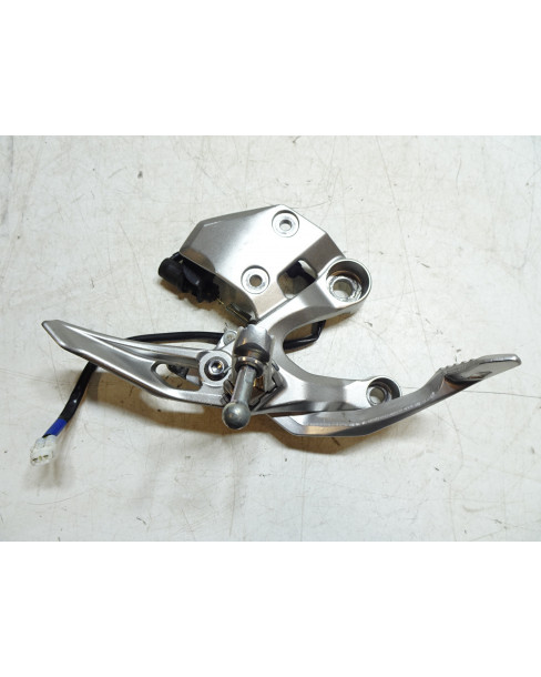 Yamaha MT-09, fotpinne höger komplett 2