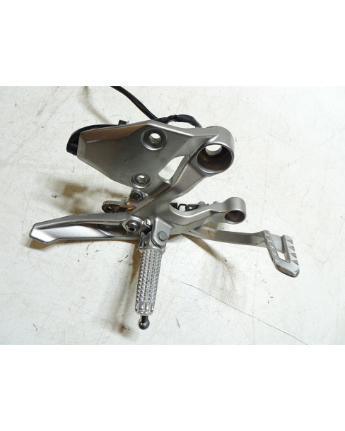 Yamaha MT-09, fotpinne höger komplett