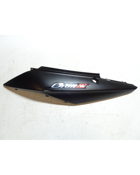 Sym Orbit III, bakre sidokåpa vänster