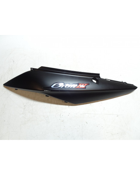 Sym Orbit III, bakre sidokåpa vänster