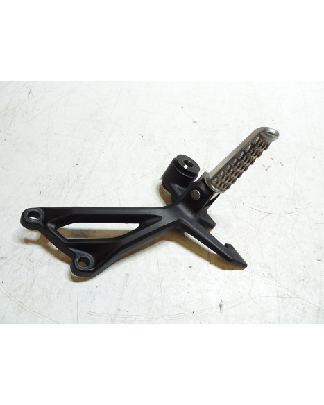 Kawasaki Z900, passagerarfotpinne höger komplett