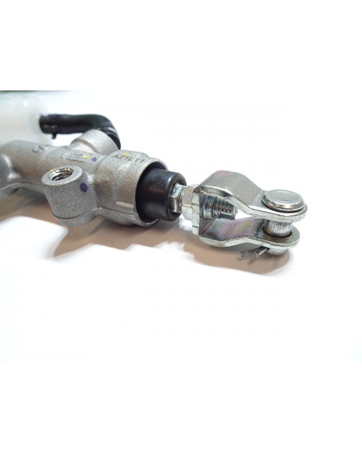 Kawasaki Z900, bromscylinder bak