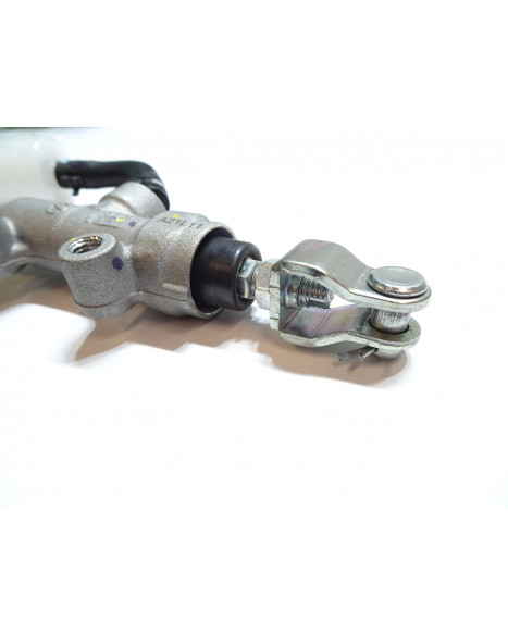 Kawasaki Z900, bromscylinder bak