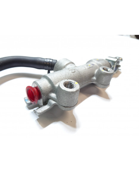 Kawasaki Z900, bromscylinder bak