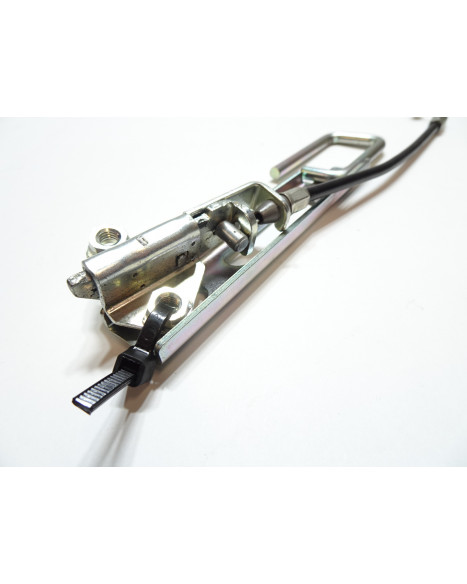 Kawasaki Z900, sadellås med vajer