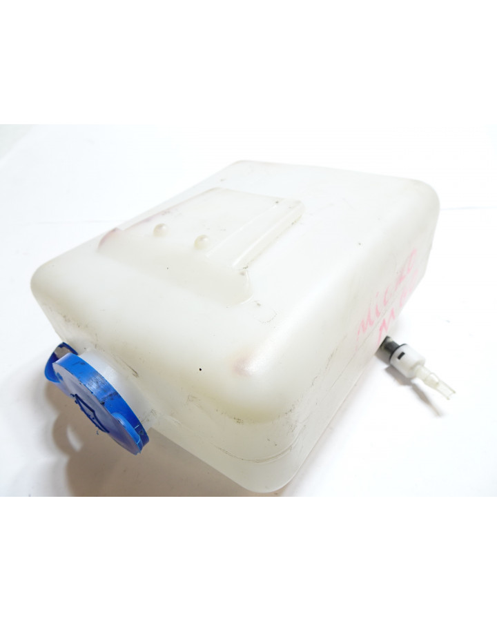 Microcar MGO, spolarvätskebehållare