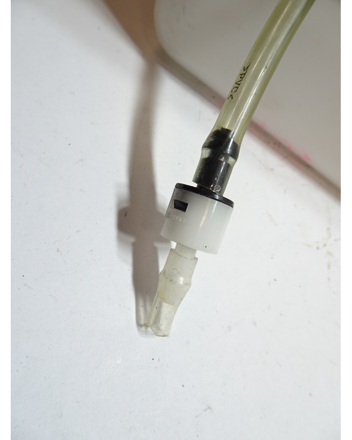 Microcar MGO, spolarvätskebehållare