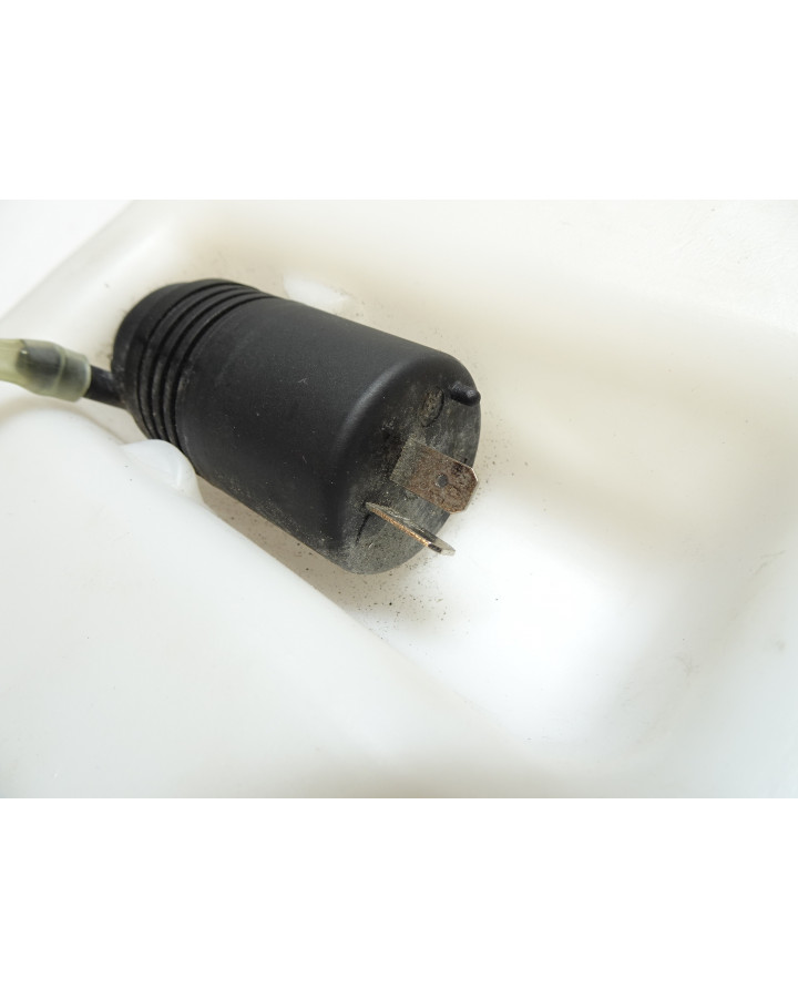 Microcar MGO, spolarvätskebehållare