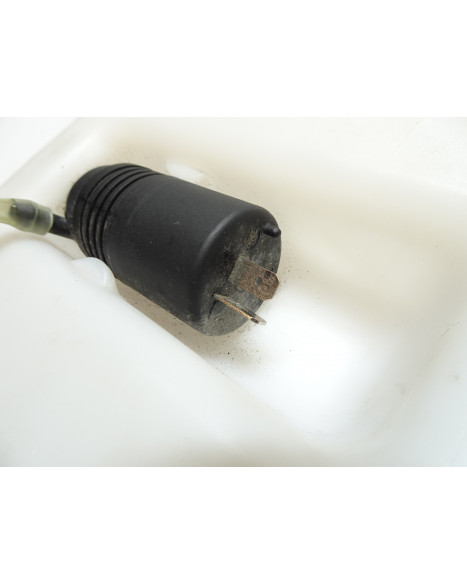 Microcar MGO, spolarvätskebehållare