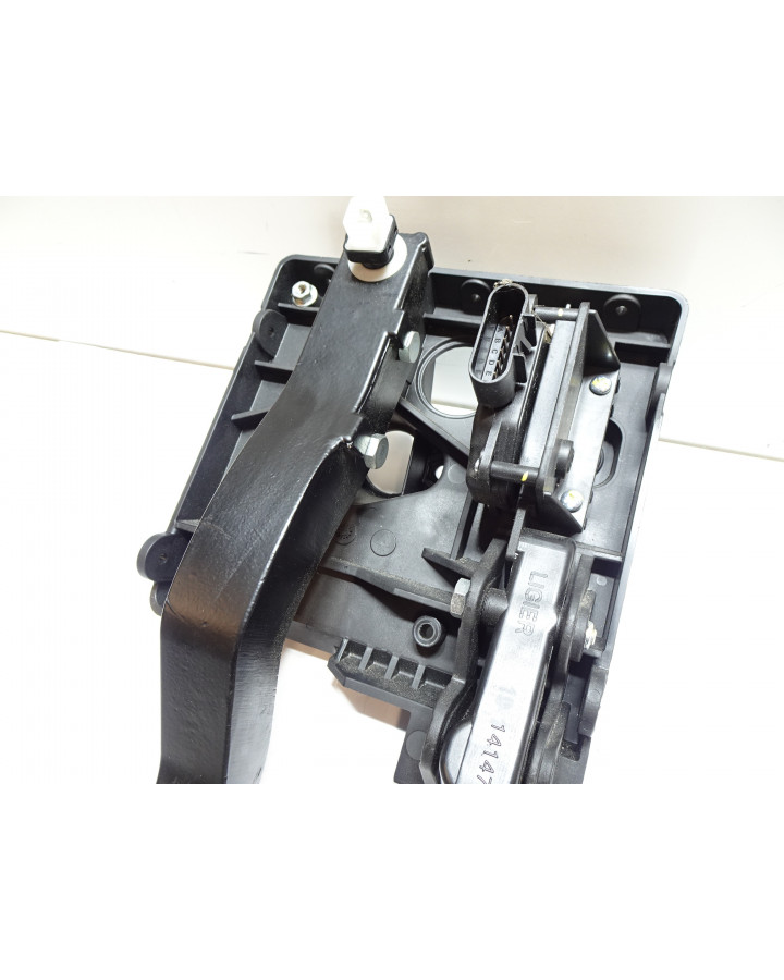 Ligier JS60, pedalställ