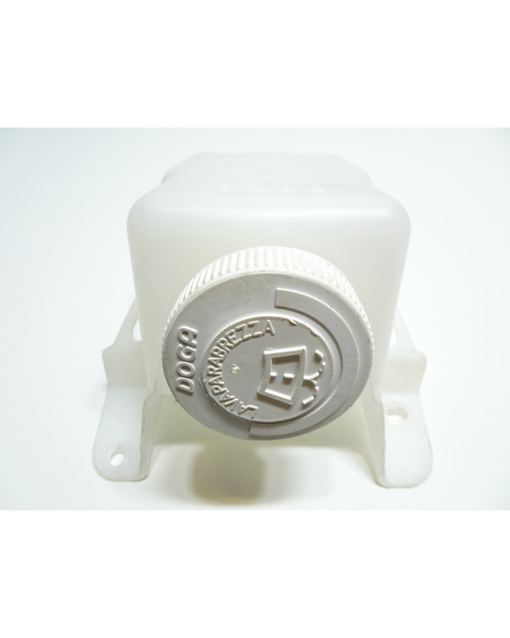 Ligier JS56, spolarvätskebehållare med pump