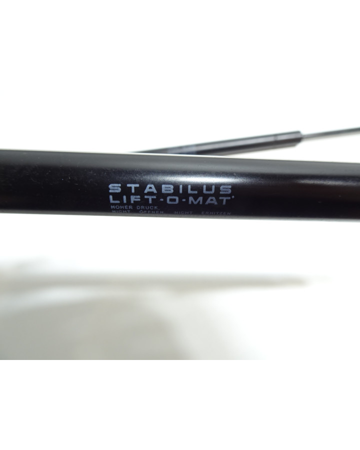 Ligier JS50/JS56, gasdämpare bagagelucka