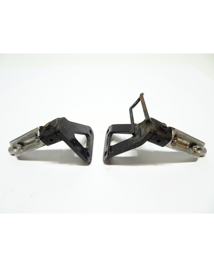 Suzuki DR650SE, passagerarfotpinne komplett (par)