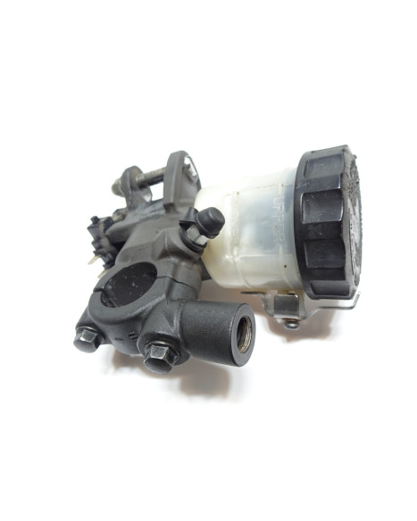 Honda CB1000R, bromscylinder fram
