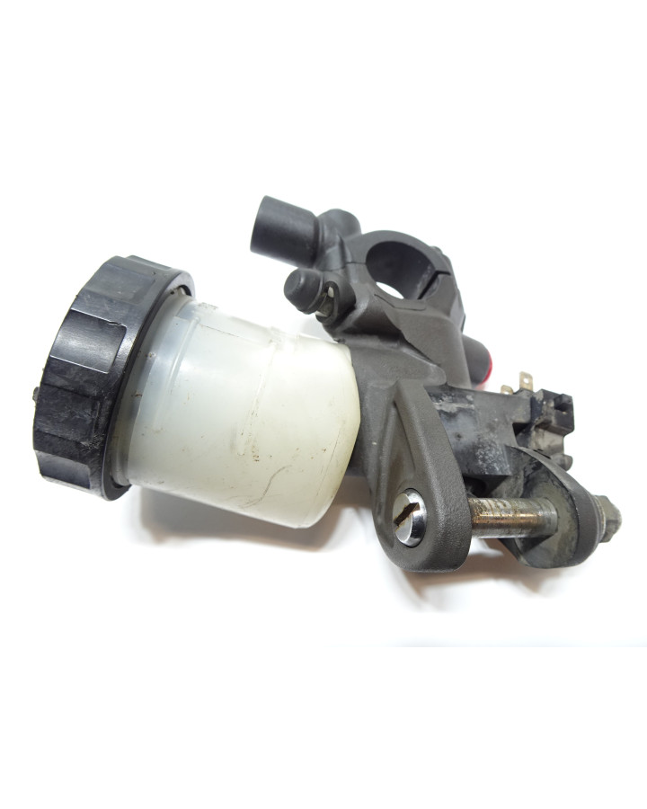 Honda CB1000R, bromscylinder fram