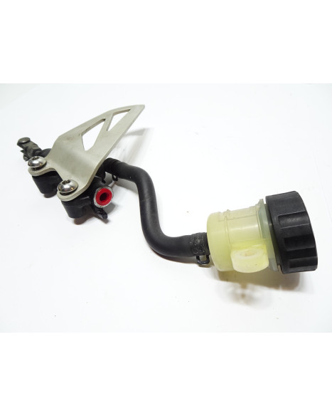 Triumph Daytona 675, bromscylinder bak