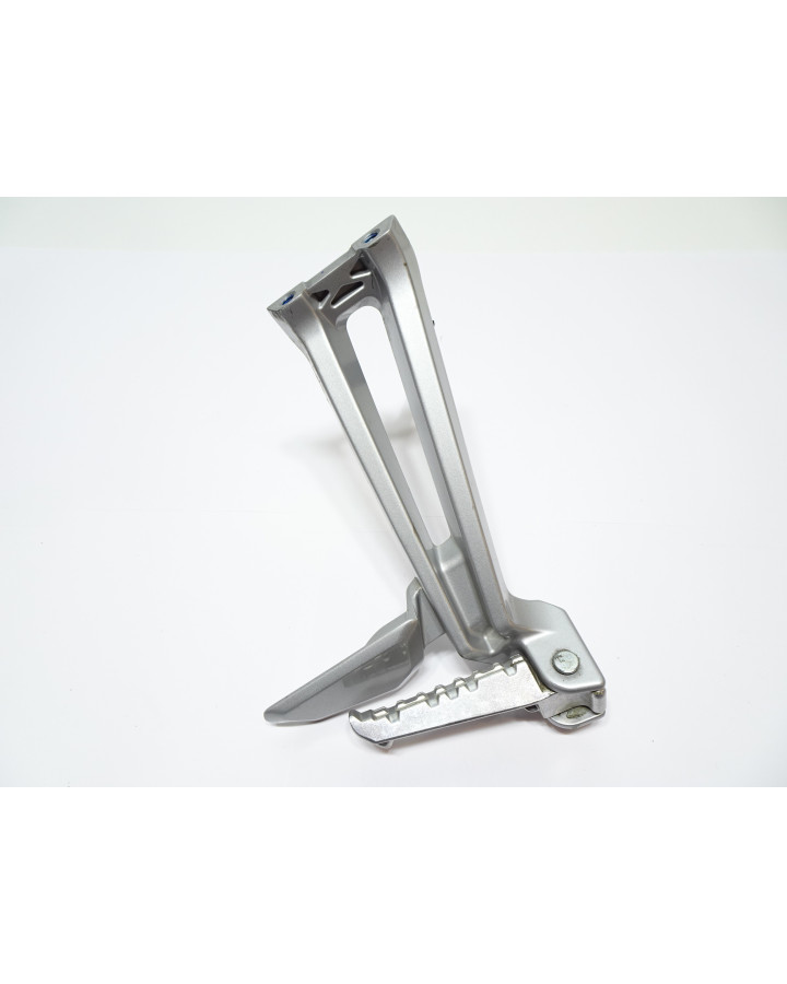 Yamaha MT-125, passagerarfotpinne höger komplett