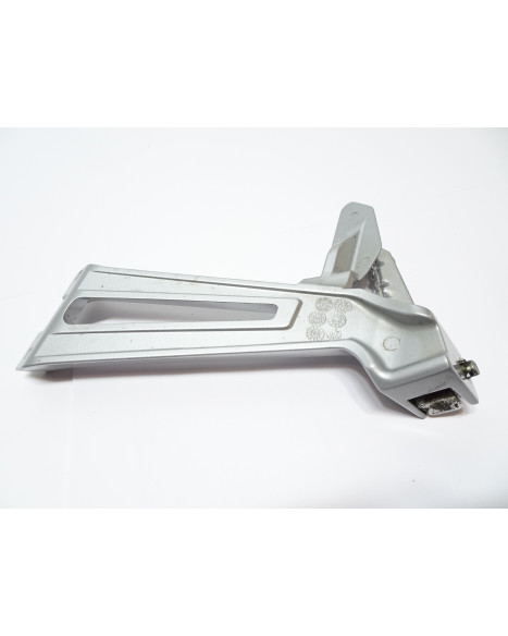 Yamaha MT-125, passagerarfotpinne höger komplett