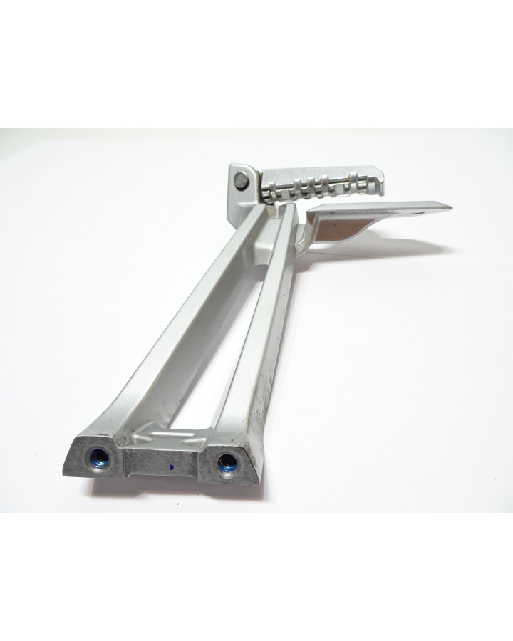 Yamaha MT-125, passagerarfotpinne höger komplett