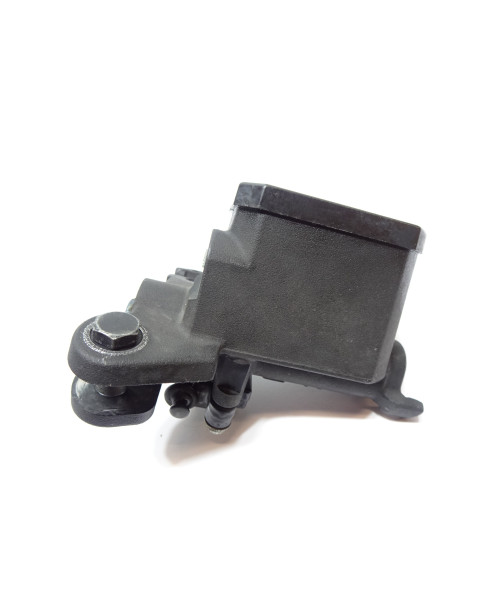 Yamaha MT-125, bromscylinder fram 2