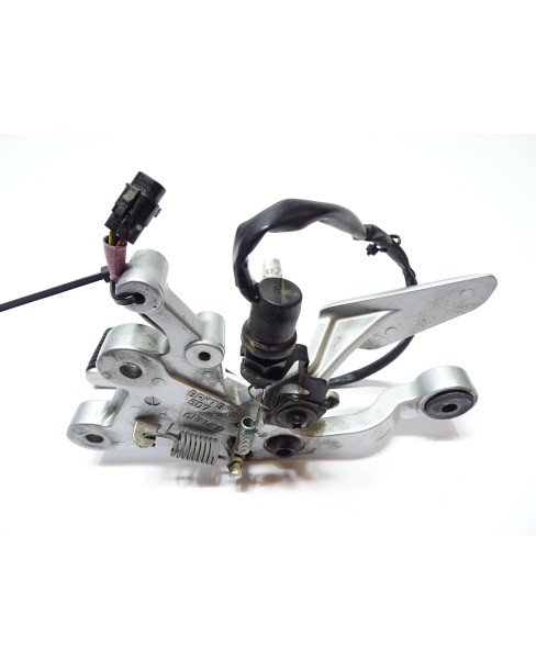 Yamaha MT-125, fotpinne höger komplett 2