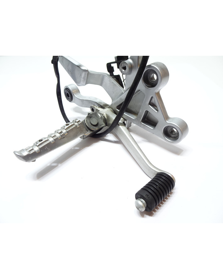 Yamaha MT-125, fotpinne höger komplett