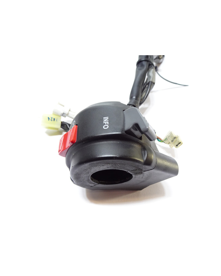 Yamaha MT-125, omkopplare höger