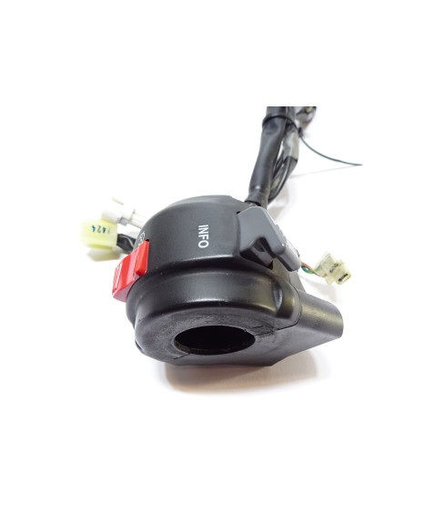 Yamaha MT-125, omkopplare höger