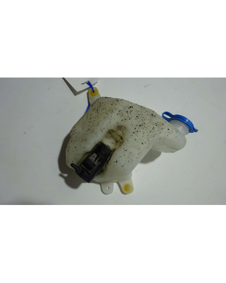 Aixam S9 GTI, spolarvätskebehållare med pump