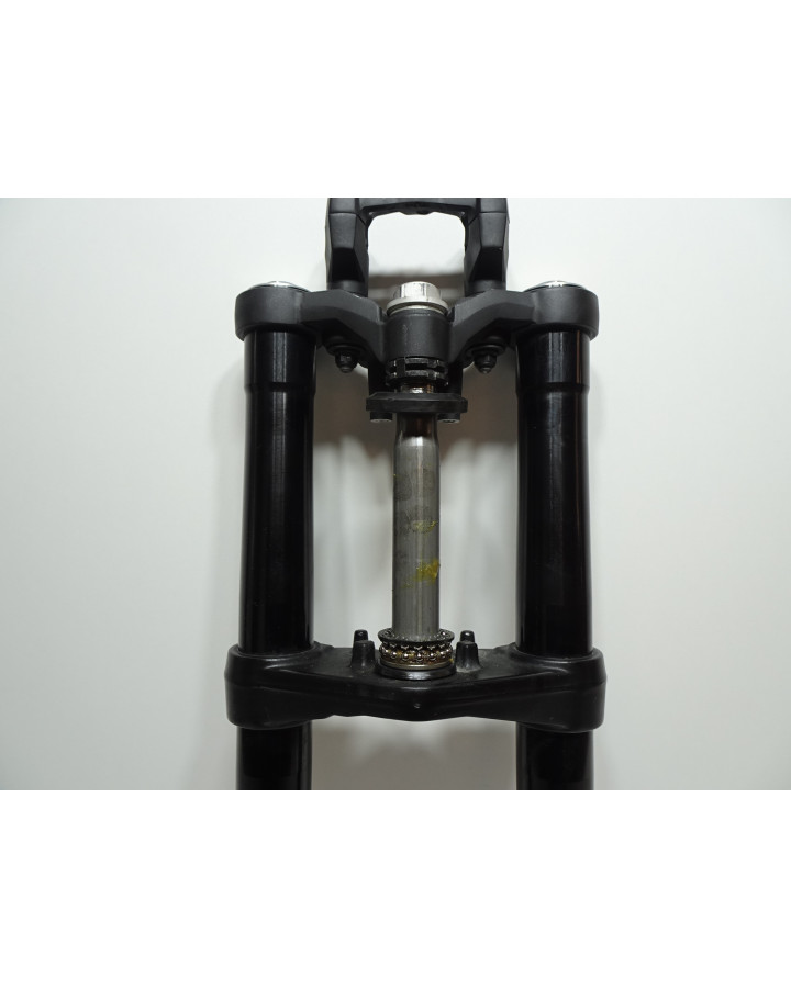 Yamaha MT-125, framgaffel