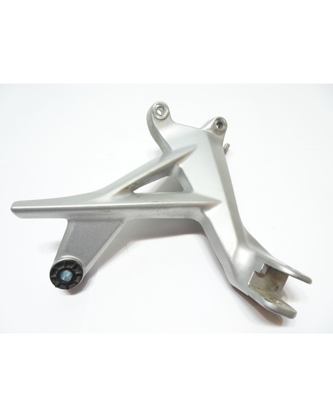 Honda VFR 1200X Crosstourer, fäste passagerarfotpinne höger