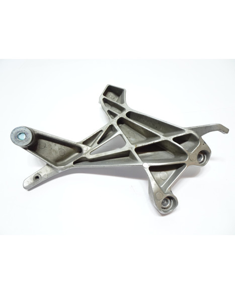 Honda VFR 1200X Crosstourer, fäste passagerarfotpinne höger