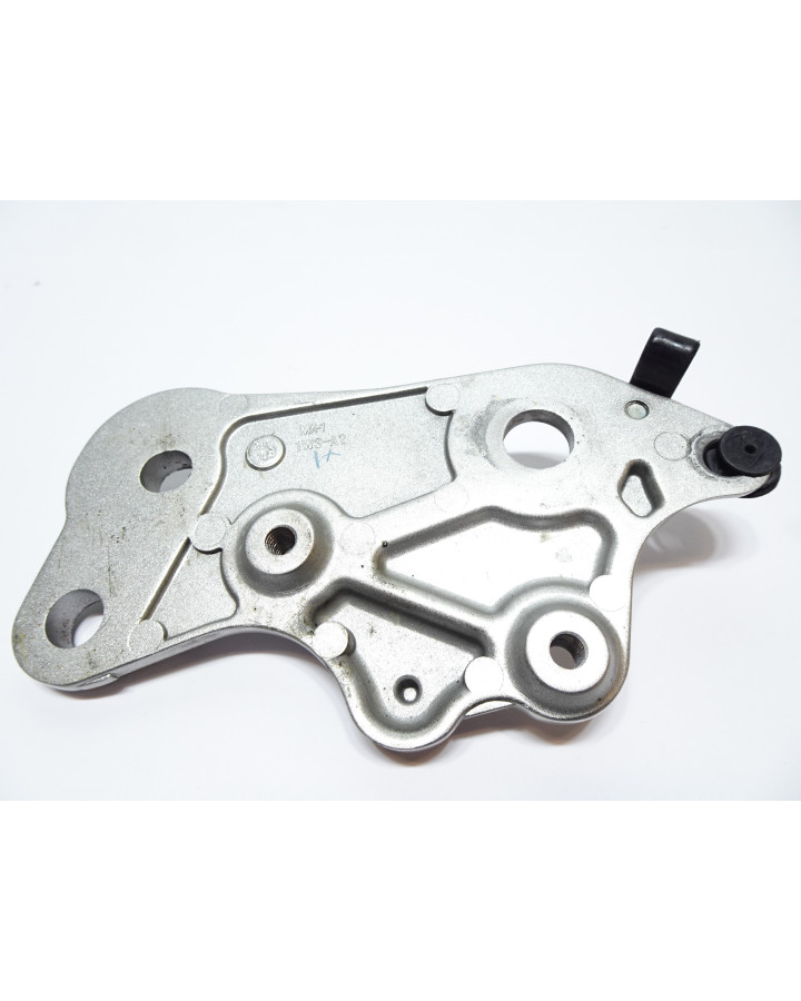 Yamaha MT-07, ramfäste höger