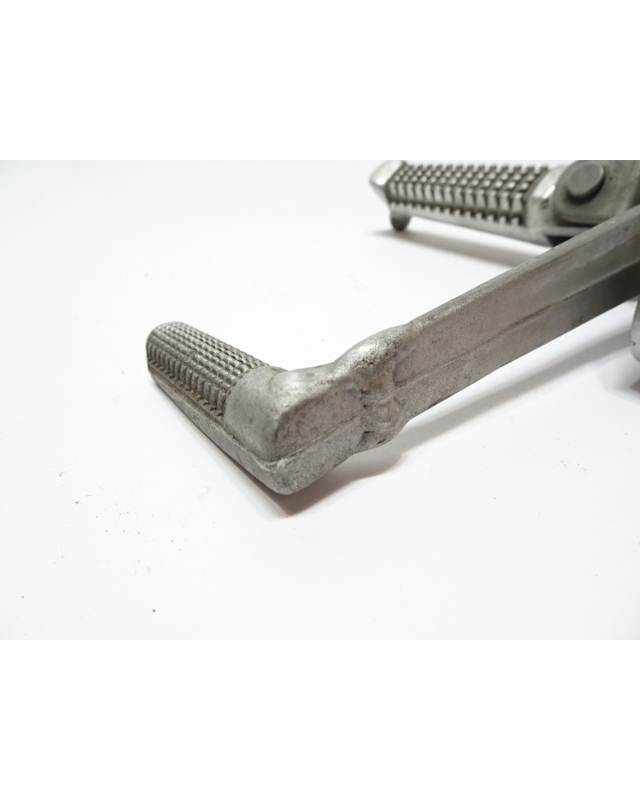 Suzuki GSX-R600, fotpinne höger komplett