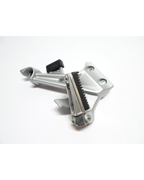 Yamaha FJR 1300, passagerarfotpinne höger komplett