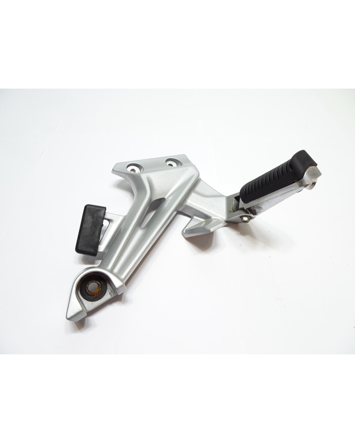 Yamaha FJR 1300, passagerarfotpinne höger komplett