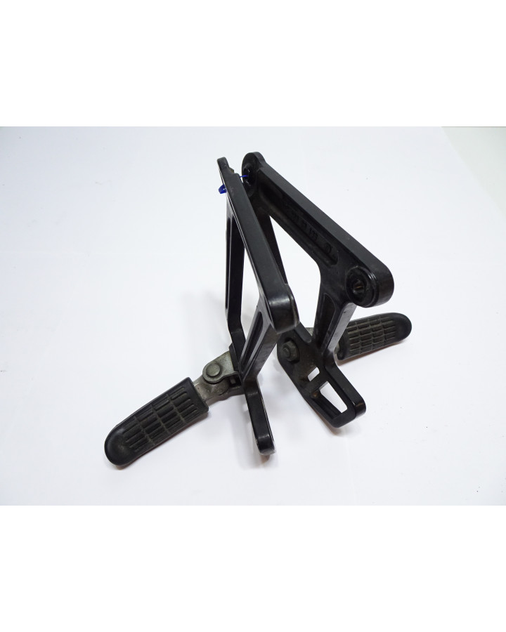 KTM 640 Duke, passagerarfotpinne komplett (par)