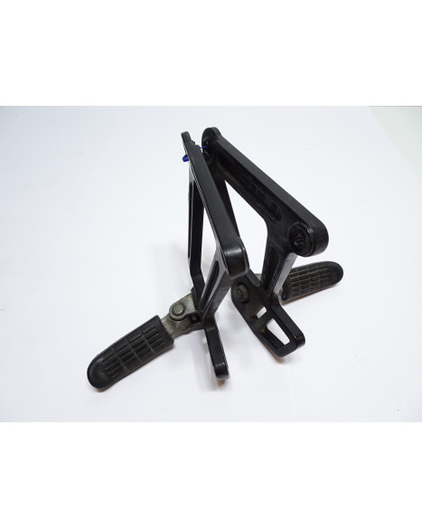 KTM 640 Duke, passagerarfotpinne komplett (par)