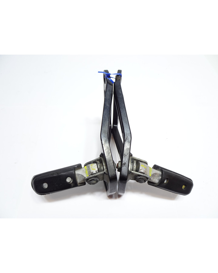 KTM 640 Duke, passagerarfotpinne komplett (par)