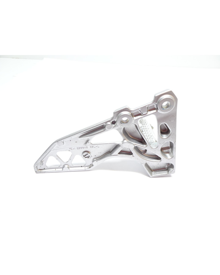 Suzuki GSX-8S, fotpinne vänster komplett