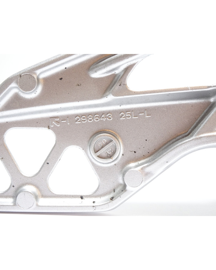 Suzuki GSX-8S, fotpinne vänster komplett