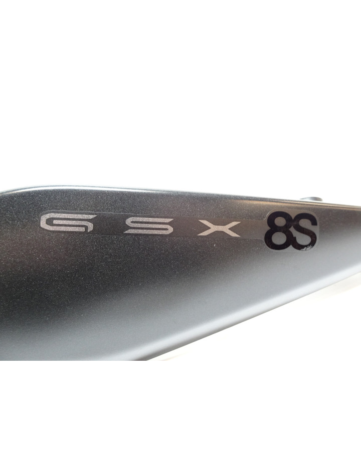 Suzuki GSX-8S, bakre sidokåpa vänster